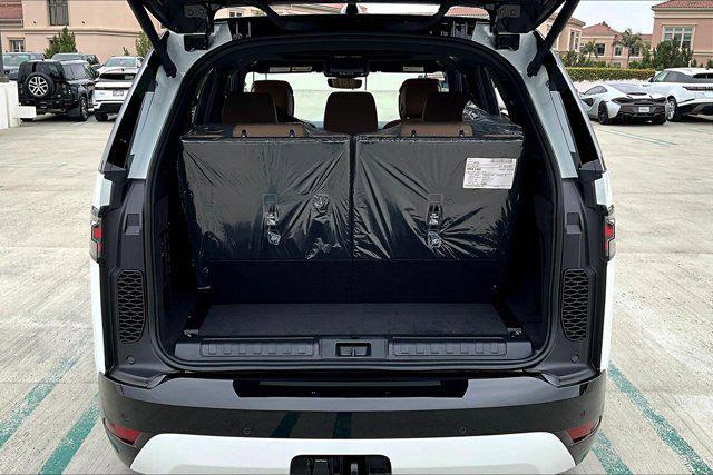 Photo of 2025 Fuji White Land Rover Discovery