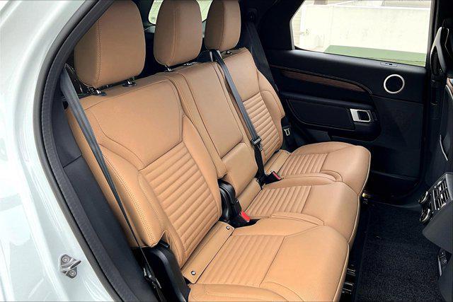 Photo of 2025 Fuji White Land Rover Discovery
