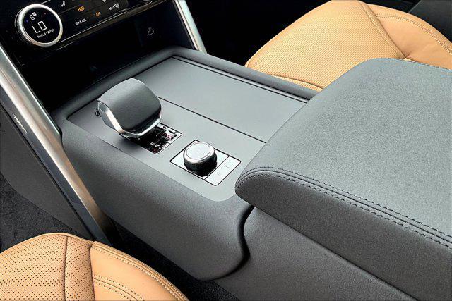 Photo of 2025 Fuji White Land Rover Discovery