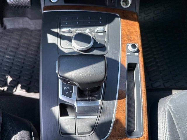 Photo of 2018 Mythos Black Metallic Audi Q5
