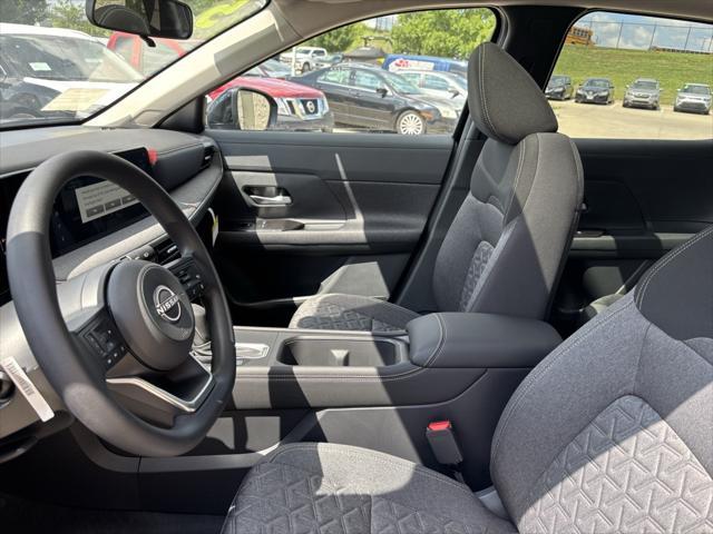 Photo of 2025 Super Black Nissan Kicks