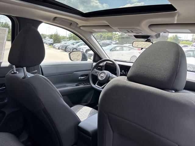 Photo of 2025 Super Black Nissan Kicks