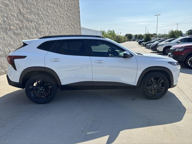 Photo of 2025 Summit White Chevrolet Trax