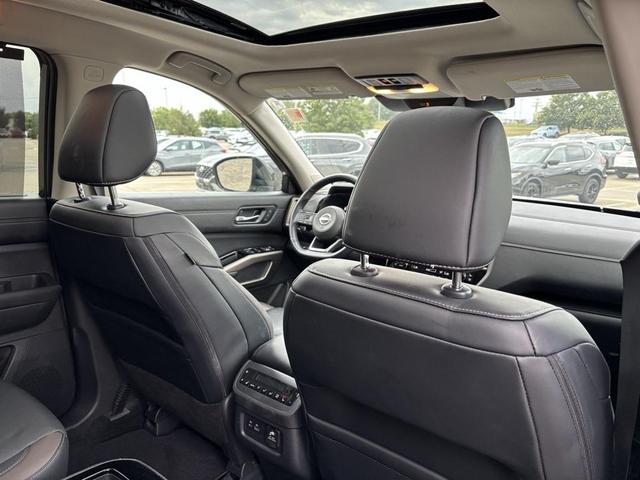Photo of 2023 Gun Metallic/Super Black Nissan Pathfinder