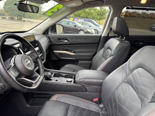 Photo of 2023 Gun Metallic/Super Black Nissan Pathfinder