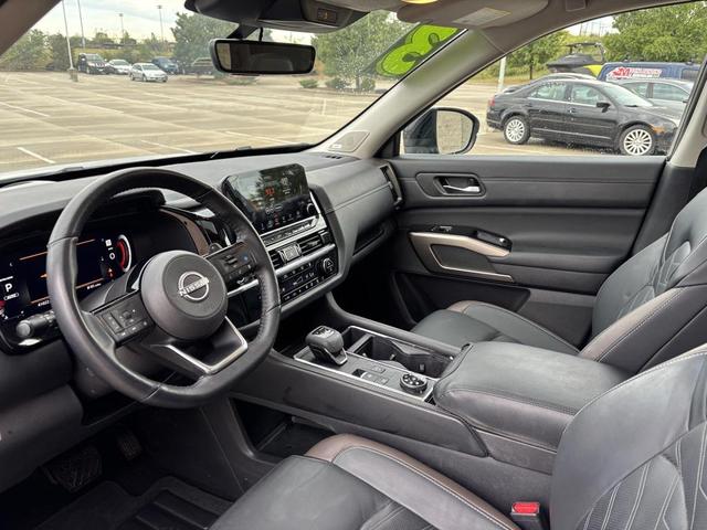 Photo of 2023 Gun Metallic/Super Black Nissan Pathfinder