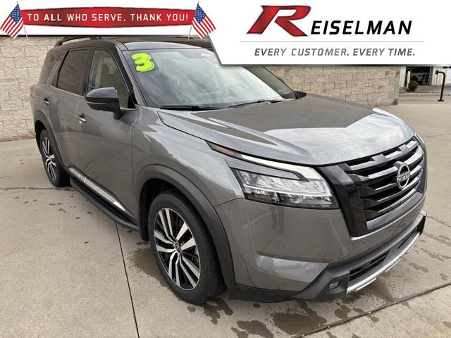 Photo of 2023 Gun Metallic/Super Black Nissan Pathfinder