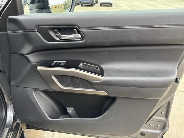 Photo of 2023 Gun Metallic/Super Black Nissan Pathfinder
