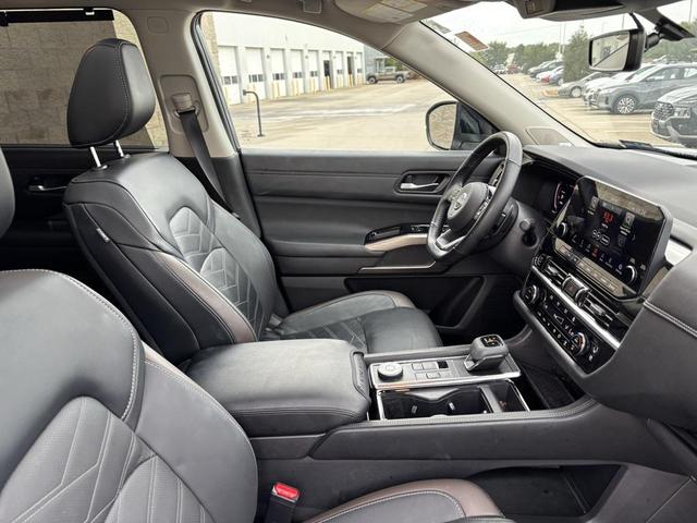 Photo of 2023 Gun Metallic/Super Black Nissan Pathfinder
