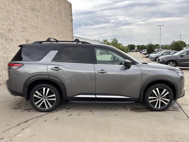 Photo of 2023 Gun Metallic/Super Black Nissan Pathfinder