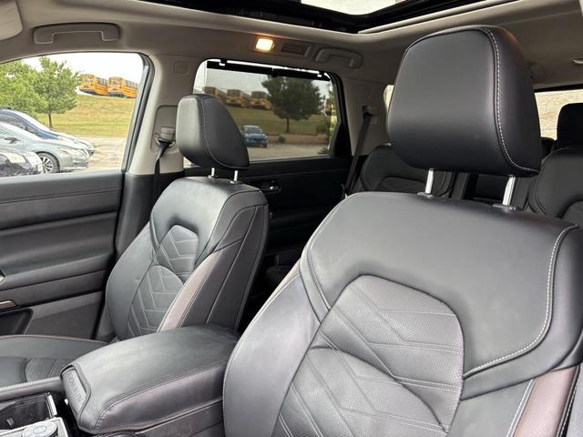 Photo of 2023 Gun Metallic/Super Black Nissan Pathfinder