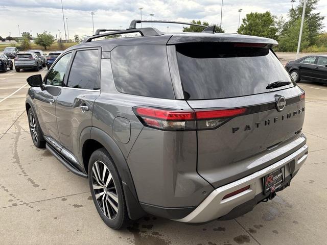 Photo of 2023 Gun Metallic/Super Black Nissan Pathfinder