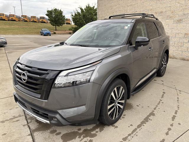 Photo of 2023 Gun Metallic/Super Black Nissan Pathfinder