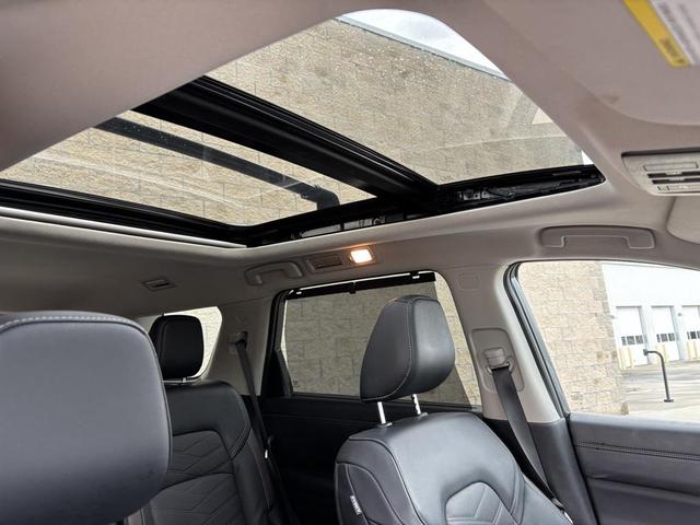 Photo of 2023 Gun Metallic/Super Black Nissan Pathfinder