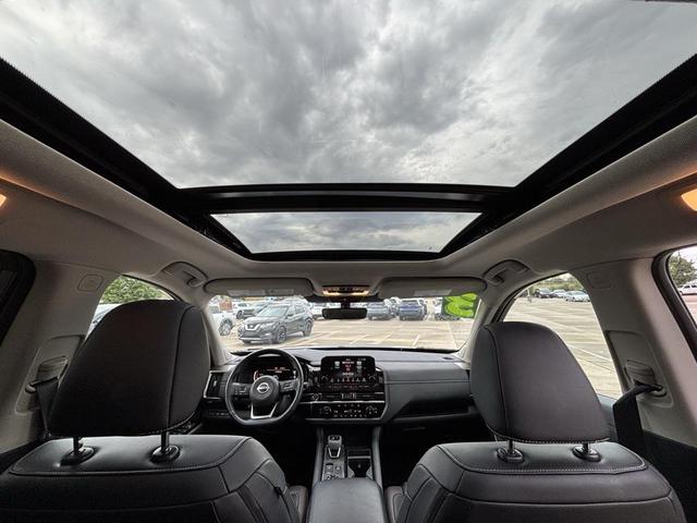 Photo of 2023 Gun Metallic/Super Black Nissan Pathfinder