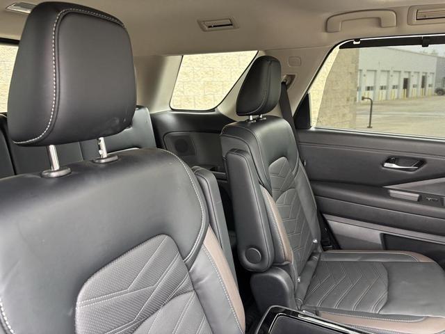 Photo of 2023 Gun Metallic/Super Black Nissan Pathfinder
