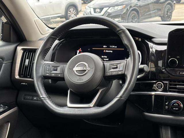 Photo of 2023 Gun Metallic/Super Black Nissan Pathfinder