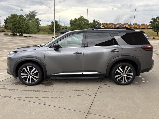 Photo of 2023 Gun Metallic/Super Black Nissan Pathfinder