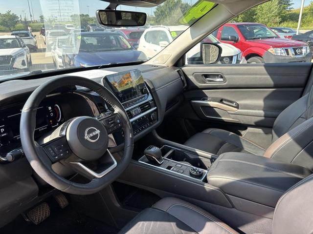 Photo of 2024 Brilliant Silver Metallic Nissan Pathfinder