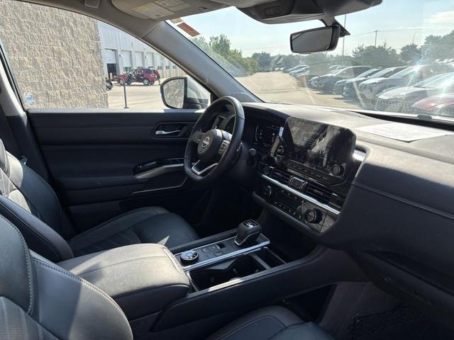 Photo of 2024 Brilliant Silver Metallic Nissan Pathfinder