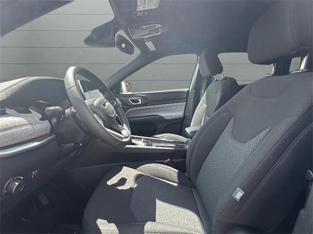 Photo of 2025 Silver Zynith Metallic Clearcoat Jeep Compass