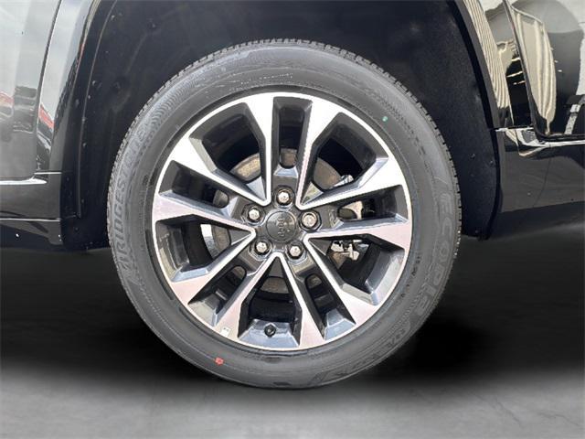 Photo of 2025 Diamond Black Crystal Pearlcoat Jeep Grand Cherokee L