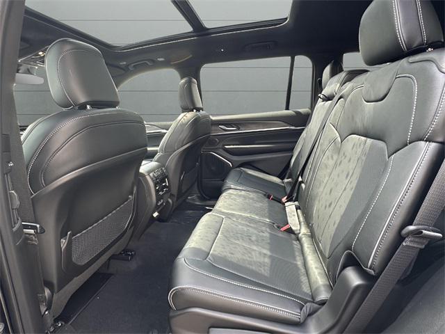 Photo of 2025 Diamond Black Crystal Pearlcoat Jeep Grand Cherokee L