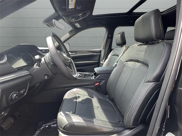 Photo of 2025 Diamond Black Crystal Pearlcoat Jeep Grand Cherokee L