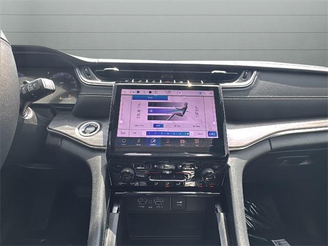 Photo of 2025 Diamond Black Crystal Pearlcoat Jeep Grand Cherokee L