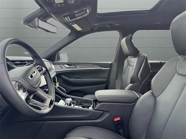 Photo of 2025 Bright White Clearcoat Jeep Grand Cherokee L