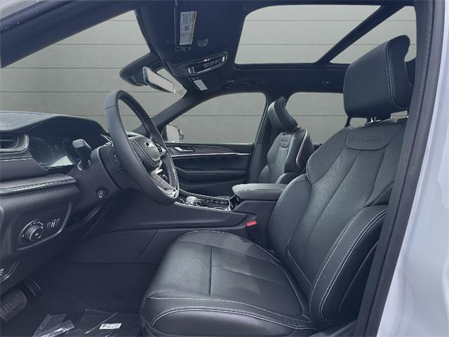 Photo of 2025 Bright White Clearcoat Jeep Grand Cherokee