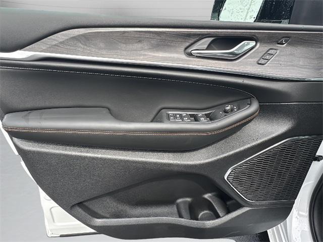 Photo of 2025 Bright White Clearcoat Jeep Grand Cherokee