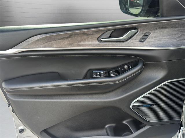 Photo of 2021 Silver Zynith Jeep Grand Cherokee L