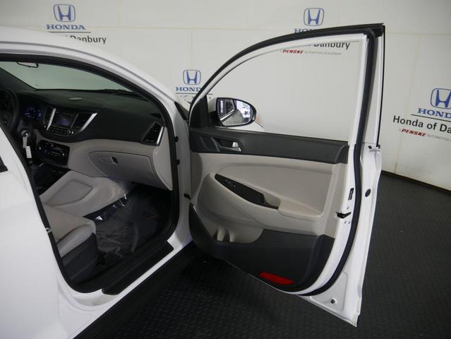 Photo of 2018 Dazzling White Hyundai TUCSON