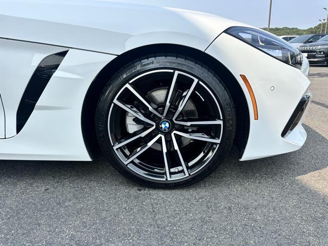 Photo of 2023 Alpine White BMW Z4