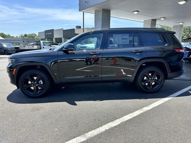 Photo of 2025 Diamond Black Crystal Pearlcoat Jeep Grand Cherokee L