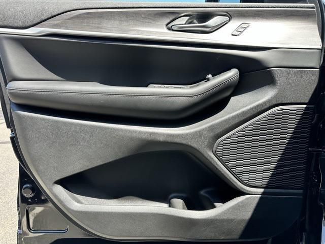 Photo of 2025 Diamond Black Crystal Pearlcoat Jeep Grand Cherokee L