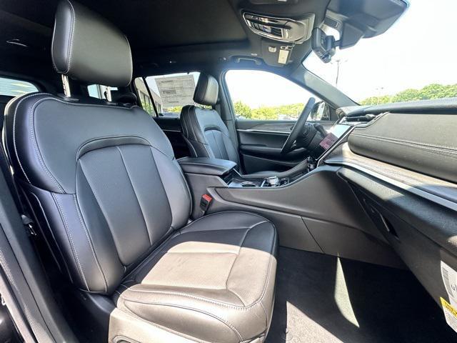 Photo of 2025 Diamond Black Crystal Pearlcoat Jeep Grand Cherokee L