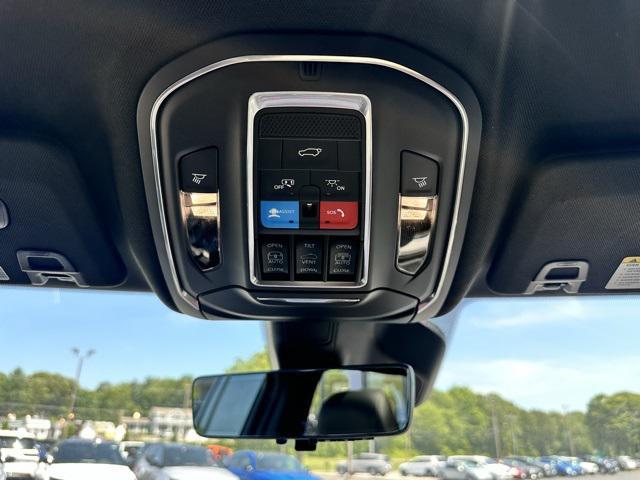 Photo of 2025 Diamond Black Crystal Pearlcoat Jeep Grand Cherokee L