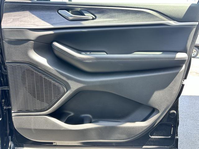 Photo of 2025 Diamond Black Crystal Pearlcoat Jeep Grand Cherokee L