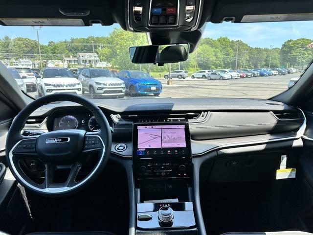 Photo of 2025 Diamond Black Crystal Pearlcoat Jeep Grand Cherokee L