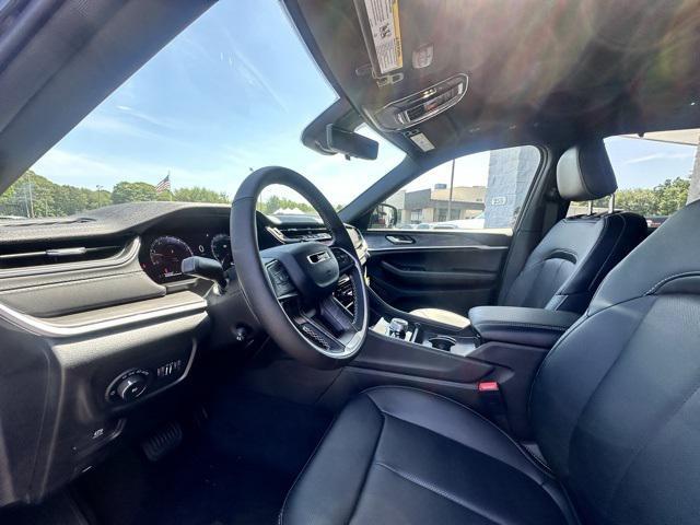 Photo of 2025 Diamond Black Crystal Pearlcoat Jeep Grand Cherokee L