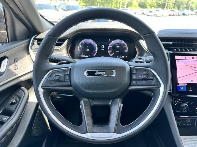 Photo of 2025 Diamond Black Crystal Pearlcoat Jeep Grand Cherokee L