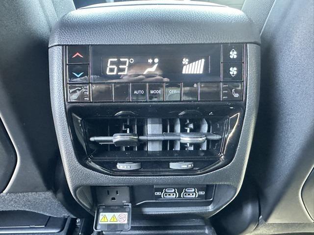 Photo of 2025 Diamond Black Crystal Pearlcoat Jeep Grand Cherokee L