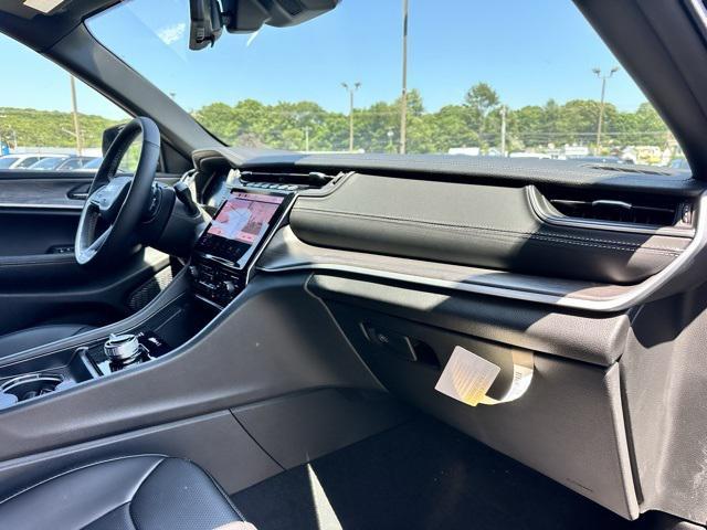 Photo of 2025 Diamond Black Crystal Pearlcoat Jeep Grand Cherokee L