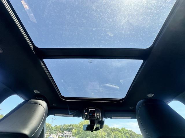 Photo of 2025 Diamond Black Crystal Pearlcoat Jeep Grand Cherokee L