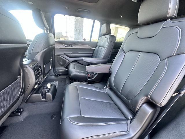 Photo of 2025 Diamond Black Crystal Pearlcoat Jeep Grand Cherokee L