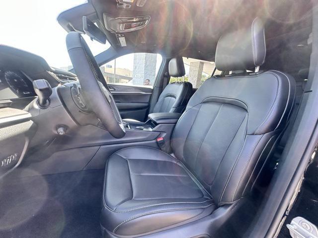 Photo of 2025 Diamond Black Crystal Pearlcoat Jeep Grand Cherokee L