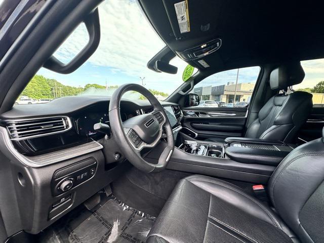 Photo of 2022 Diamond Black Crystal Pearlcoat Jeep Wagoneer