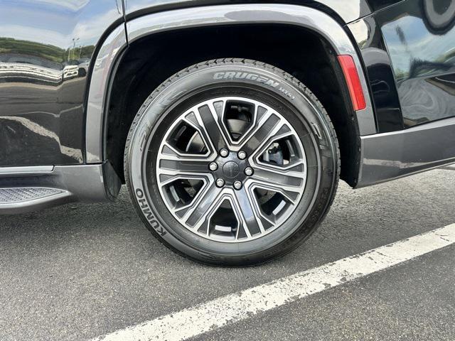 Photo of 2022 Diamond Black Crystal Pearlcoat Jeep Wagoneer